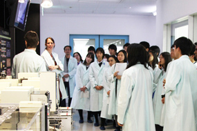 Image of YSFH students on a RIKEN facilities tour.