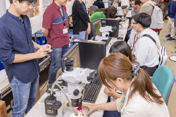 いろいろな顕微鏡で体験！生物のミクロな世界のイベント写真